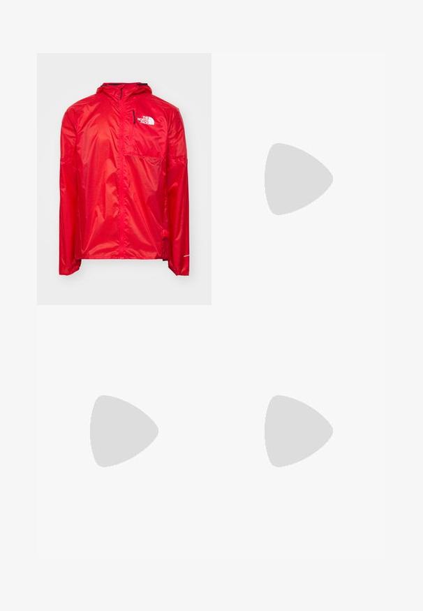 The North Face WINDSTREAM SHELL - Windbreakers - high risk red; The North Face M L/S SIMPLE DOME TEE - Langærmet T-shirt - medium grey heather; Sorte atletiske bukser lavet af letvægtsstof, med en snor i taljen, sidelommer og tapered manchetter ved anklerne.; Sort udendørs sneakers med overdel i ruskind, tekstureret gummisål og robust snøringssystem. Har en forstærket hæl og logo fra mærket på siden.
