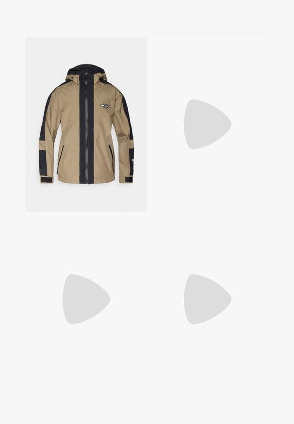 Khaki- und marineblaue wasserdichte Jacke mit durchgehendem Reißverschluss, verstellbarer Kapuze und Logo. Mit Reißverschlusstaschen und Klettmanschetten. Klassische Passform.; Schwarzes T-Shirt aus Baumwolle mit weißen Akzenten. Hat kurze Ärmel, ein Raglan-Design und ein kleines Logo auf der Brust. Drei weiße Streifen auf den Schultern.; Schwarze Nylonhosen mit einem elastischen Bund, die ein leichtes, strukturiertes Finish und Nahtakzente für ein modernes Design aufweisen.; Schwarze Wildledersneaker mit gelben Akzenten, ausgestattet mit drei Streifen und einer braunen Gummisohle. Enthält eine gepolsterte Zunge für zusätzlichen Komfort.