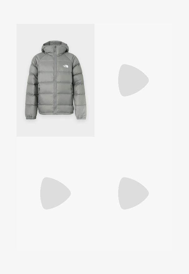 Sivi puffer jakna s kapuljačom, koja ima zatvaranje na munju i rebraste manžete. Materijal ima glatku teksturu s suptilnim sjajem. Logotip na prsima.; Bijela majica kratkih rukava od pamučnog materijala s okruglim izrezom. Jednostavan dizajn bez uzoraka ili naglasaka. Glatka tekstura.; Svijetloplave traperice s visokim strukom, ležernog kroja, koje imaju dva prednja džepa, stražnji džep s pletenicom i kopčanje na gumb.; Bijela atletska obuća s teksturiranim mrežastim gornjim dijelom, reflektirajućim detaljima i podstavljenim potplatom. Značajan logo brenda sa strane.