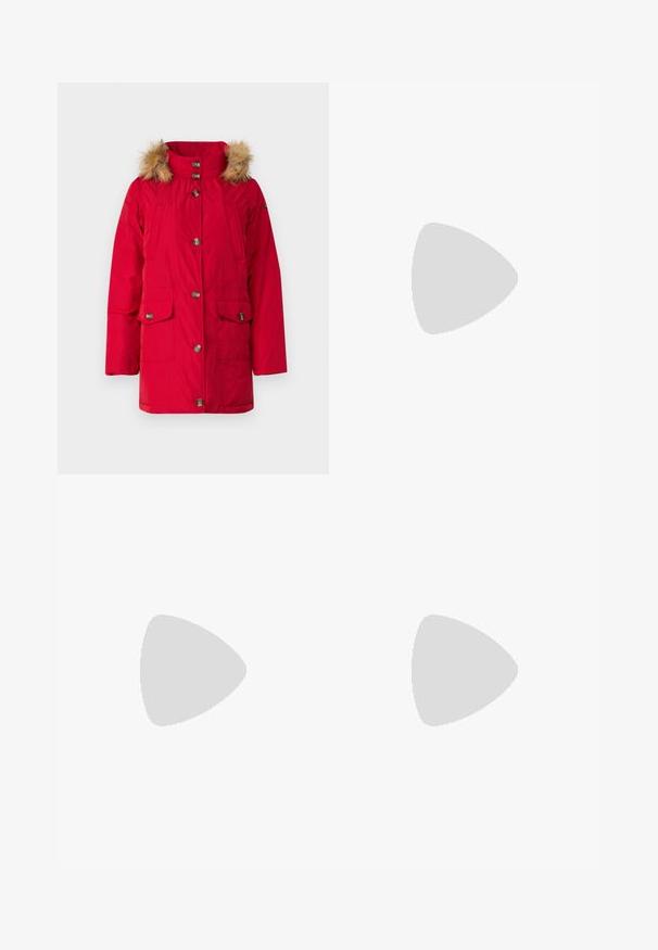 Piros párnázott dzseki, bunda bélelt kapucnival, elülső gombos záródással, két nagy zsebbel, és sima, fényes felülettel.; Fekete, oversized póló, rajta egy medvével és a "NEM CUKI, HANEM FÉKTELEN" felirattal vastag, fehér betűkkel. Pamut anyag.; Világoskék, magas derekú farmernadrág. Széles lábakkal, két szakadt térddel és klasszikus öt zsebes dizájnnal rendelkezik.; Fehér magaskorsó vászon sportcipő fekete gumi talppal, elülső gumi orrnyereggel és hat fűzőlyukkal, letisztult, minimalista dizájnnal.