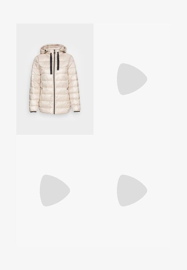 Esprit JACKETS OUTDOOR - Casaco leve - cream beige; Suéter de gola alta preto feito de um tecido de malha suave, com mangas longas e uma silhueta ajustada, apresentando um colarinho e bainha canelados.; Calças pretas de perna larga feitas de um tecido suave. Apresentam uma cintura plana com passantes para cinto e sem bolsos visíveis. Design simples.; Mocassins pretos em couro verniz com salto baixo, apresentando um detalhe em franja e superfície lisa, desenhados com um bico arredondado e costura subtil.