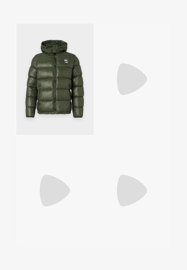 Olive zelena zimska jakna s kapuco, spredaj z zadrgo, stranski žepe z zadrgo in majhnim logotipom lika s sončnimi očali na prsih.; Črna bombažna majica s kratkimi rokavi, okroglo izreza in majhnim belim srčkom natisnjenim na levem prsnem delu.; Črne hlače z elastičnim pasom, s pravimi nogavicami in zavihanimi manšetami. Narejene so iz gladkega, tkanega materiala brez vzorcev.; Črne snežne čevlje z gladkim usnjenim zgornjim delom, zaobljenim toeom in vezalnim dizajnom. Imajo prozoren, oblazinjen podplat z temnim gradijentom.