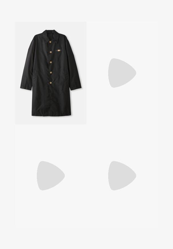 Palton negru din material neted, cu guler, butoane aurii și două buzunare laterale cu un accent decorativ pe piept.; Tricou negru din bumbac cu un design Medusa împodobit cu cristale aurii și o margine cu model grec. Croială dreaptă, cu mâneci scurte.; Pantaloni negri dintr-un material neted, cu un design drept, închiși în față cu un nasture și având o siluetă clasică, bine definită.; Sneaker alb cu un superior din piele netedă, șireturi plate și talpă din cauciuc cu model având un design geometric. Accent subtil al logo-ului pe lateral.