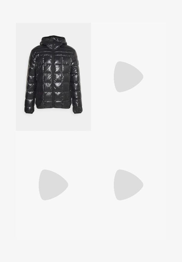 Calvin Klein SHINE QUILT JACKET HOOD - Casaco de penas - black; T-shirt de algodão branco com um logotipo preto "CK" e o texto "Calvin Klein Jeans", com mangas curtas e um decote redondo clássico.; Jeans slim fit azuis com cinco bolsos, lavagem desbotada, fecho de botão e passadores de cinto, expostos contra um fundo branco.; Botas de caminhada pretas com um design em camadas, tecido texturizado e sola de borracha, com áreas reforçadas e atacadores na frente.