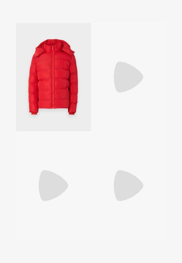 Rød polstret jakke med høj krave, aftagelig hætte, lynlåslukning og elastiske ærmer. Glat tekstur med quiltet syningsmønster.; Grå bomuldsblanding t-shirt med sort Nike-logo; har en lille Nike-label på sidekanten; enkelt design, korte ærmer.; Beige cargo bukser i et letvægts bomuldsstof. Har elastiske manchetter, flere sidelommer og en knaplukning.; Hvide lædersneakers med perforeringer, rund tå, flad sål og tykke snørebånd, med et synligt swoosh-logo og "AIR" på hælen.