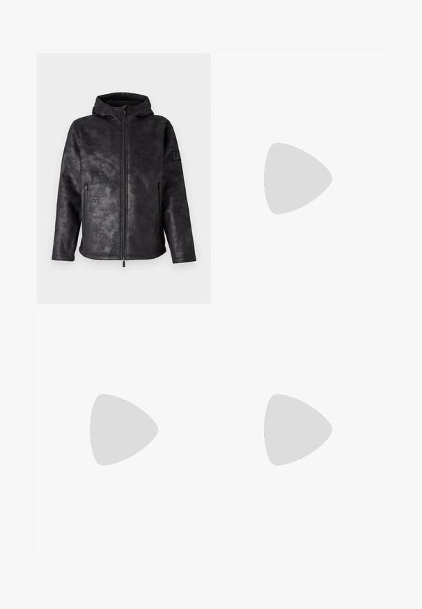 EA7 Emporio Armani GIUBBOTTO - Bunda z nepravej kože - black; Biela kratkosrstá bavlnená tričko s okrúhlym výstrihom. Jednoduchý dizajn bez vzorov alebo akcentov. Hladká textúra.; Svetlomodré džínsy s úzkym strihom, piatimi vreckami a rovnými nohavicami. Obsahujú zips a pásky na opasok. Mäkká textúra.; Biele a čierne tenisky s hladkým koženým zvrškom, štruktúrovanými akcentmi a masívnou bielou podrážkou. Obsahujú klasický dizajn so šnurovaním.