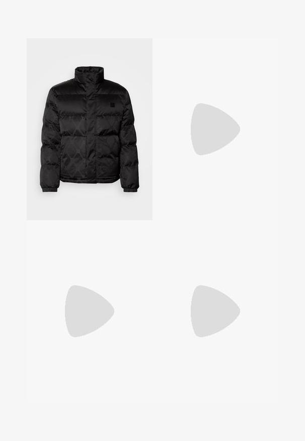 HUGO BALTO - Vinterjakke - black; Svart bomull t-skjorte med korte ermer og rund hals. Har en rektangulær logo-patch i hvitt og gull på øvre venstre bryst.; Svart joggebukser laget av glatt stoff. Har en elastisk linning med snøring, smale ben og ingen synlige lommer. Enkelt design.; Svarte lavtopp lær sneakers med svarte snører og off-white såle vist i sidesyn på hvit bakgrunn.