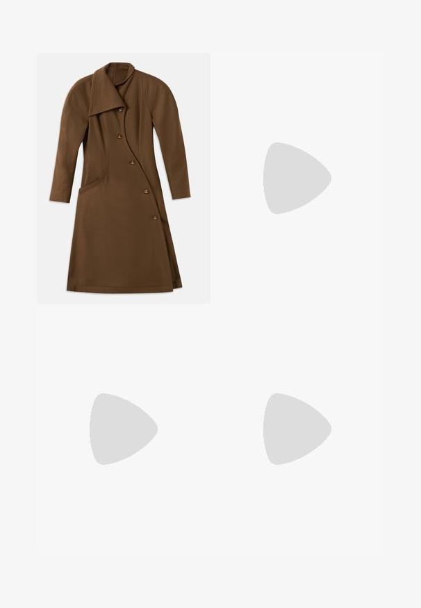 Brūns garš mētelis ar asimetrisku priekšpusi, izliekumu sānu šuvē un četriem pogām, kas rotātas ar zelta tonī izstrādātu emblēmu.; Izgriezta balta T-krekla no mīksta auduma, ar īsām piedurknēm, apaļu apkakli un ribota apakšmala. Vienkāršs un neizpušķots dizains.; Melnas bikses, izgatavotas no gludas auduma, ar augstu vidukli, platiem bikšu galdniekiem, priekšējiem krokām un klasiskām jostu cilpām. Sānu kabatas nav redzamas.; Melnas lakotās ādas slingback kurpes ar izteiktu degunu, šauru papēdi un smalku izgriezumu dizainu. Siksniņai ir zelta sprādze.