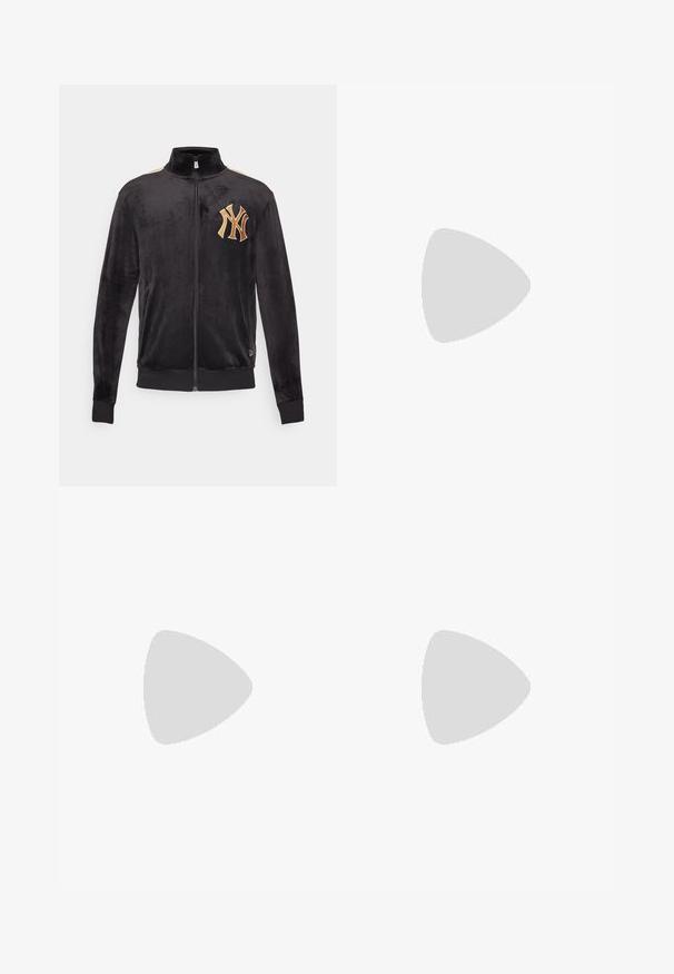 New Era MLB NEW YORK YANKEES TRACK TOP - Club wear - black; Nike Sportswear TEE - Basic T-shirt - black; Nike Sportswear CLUB PANT - Tracksuit bottoms - black/(white); Nike Sportswear VOMERO ROAM UNISEX - Trainers - black/racer blue