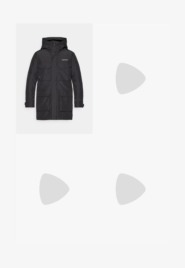 Melna ūdensizturīga parka jaka ar kapuci, kurai ir divas lielas priekšējās kabatas un rāvējslēdzēja kabata kreisajā pusē. Gluda tekstūra, minimāls zīmols.; Melna kokvilnas T-krekls ar īsām piedurknēm, apaļu kakla izgriezumu un mazu balto logotipu kreisajā krūtīs. Vienkāršs dizains, gluda tekstūra un brīvs piegriezums.; Melni sporta bikses, kas izgatavotas no viegla auduma, ar savelcamu jostu, sānu kabatām un sašaurinātiem apakšējiem galiem pie potītēm.; Melni āra sporta apavi ar zamšādas virsu, teksturētu gumijas zoli un izturīgu auklu sistēmu. Iezīmēts ar pastiprinātu papēdi un zīmola logo sānu daļā.