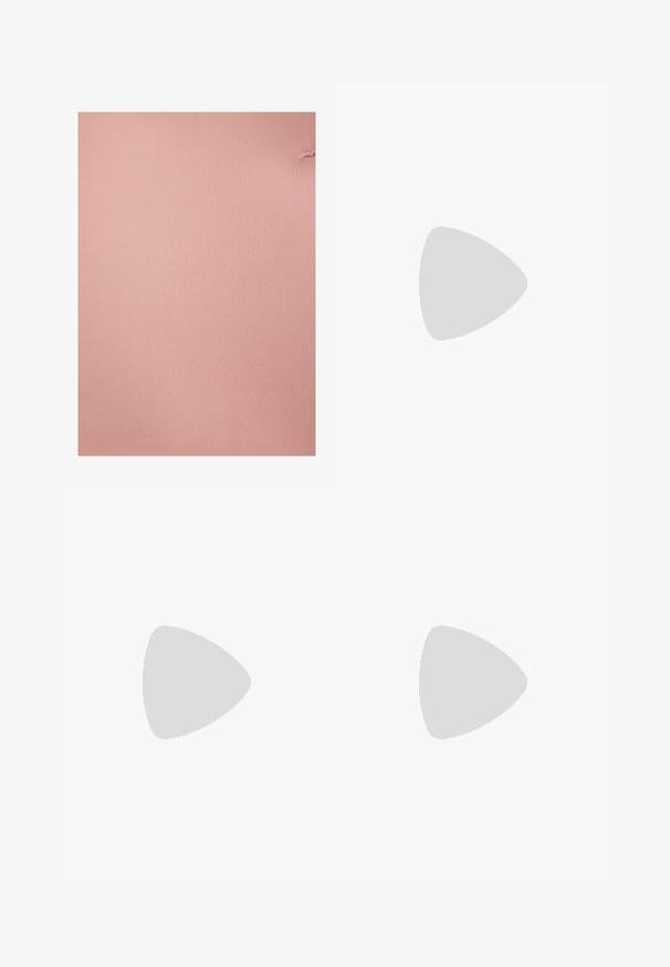 adL WITH POCKETS - Kurzmantel - powder; Helles rosa Baumwoll-T-Shirt mit kurzen Ärmeln, rundem Halsausschnitt und lässiger Passform. Glatte Textur und einfaches Design, keine zusätzlichen Muster oder Akzente.; Helle rosa, weit geschnittene Hosen aus glattem Stoff. Mit einem strukturierten Bund und geraden, fließenden Beinen, ohne sichtbare Muster oder Beschläge.; Stradivarius Sneaker low - white