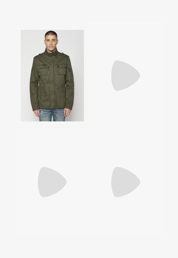Koroshi Allvädersjacka - vison; Olivgrön bomull t-shirt med en stor svart Levi's-logotyp på framsidan. Klassisk rund halsringning och korta ärmar, slät textur.; Olivgrön cargobyxor tillverkade av slitstark bomull. Har flera fickor, en ficka med dragkedja på sidan, och avsmalnande ben med en något strukturerad yta.; Svarta högtopps kanvasskor med vita gummisulor och snören, med en cirkulär logotyp på sidan och kombinerade med jeans och svarta byxor.