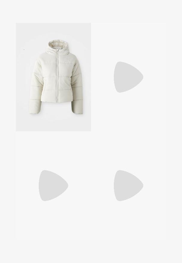 Giubbotto corto bianco in stile puffer con cappuccio, chiusura frontale con zip, pannelli cuciti e un piccolo logo sul petto. Texture liscia e imbottita.; T-shirt bianco in cotone con scollatura rotonda e maniche corte. Presenta un piccolo logo Nike nero sul petto. Design semplice e privo di ornamenti.; Pantaloni sportivi bianchi a gamba larga con vita a coste e delicato dettaglio del logo. Tessuto liscio con vestibilità rilassata e orlo affusolato.; Sneakers bianchi in pelle con accenti gialli e lavanda, punta tonda, lacci piatti e suola in gomma texturizzata. Indossati con calzini bianchi.