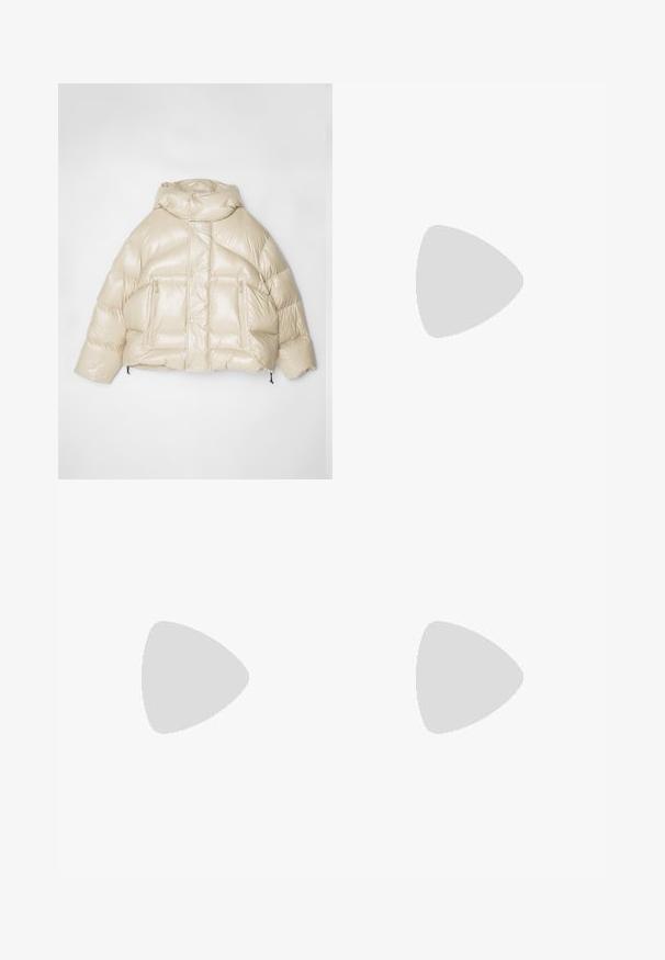 Chaqueta de plumas beige con un acabado brillante, forma oversized, gran capucha y dos bolsillos delanteros con cremallera. Cordón elástico en el dobladillo.; Camiseta oversized de manga corta en negro con escote redondo y etiqueta de la marca Filippa K visible en el interior del cuello.; Pantalones negros plisados con un diseño recto y de pierna ancha. Fabricados en una tela suave, presentan un cierre de botón y trabillas para el cinturón.; Mocasines de cuero marrón con puntera redondeada, detalle de correa en la parte frontal y un tacón bajo apilado. Textura suave con mínimos acentos decorativos.