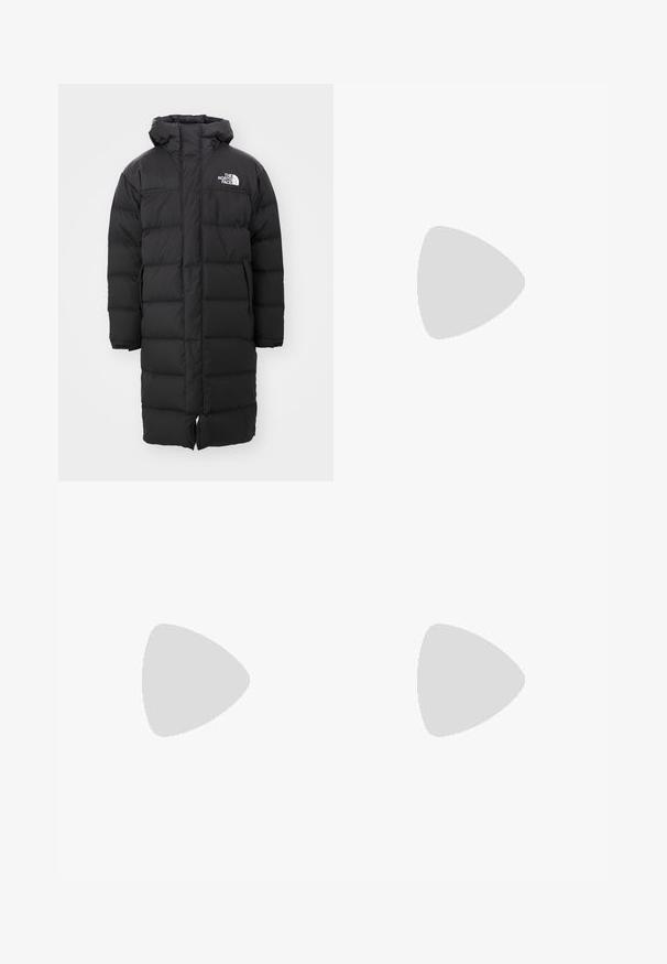 The North Face NUPTSE - Sulemantel - black; Nike musta mustast puuvillast T-särk klassikalise ümmarguse kaelusega, lühikeste varrukatega ja õrna, reljeefse logoga rinnal. Sile tekstuur.; Mustad nööridega vööga igapäevased mustad püksid, külgseamipocketid ja sirge sääre lõikega, ühtlasel taustal.; Mustad mustad jooksukingad, millel on tekstureeritud kangas ja kummist tallad, elastsed nöörid ning sinine aksent kandadel. Kandmine heledate teksadega.