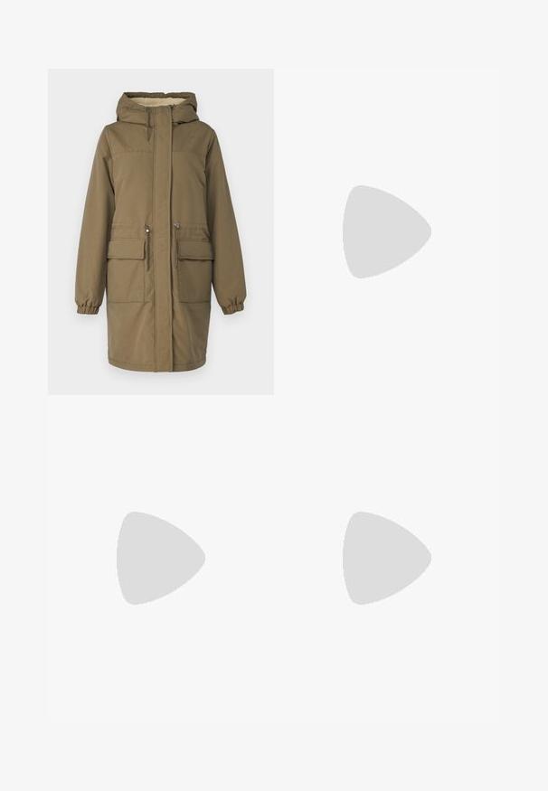 Brūns parka mētelis ar mākslīgo kažokādu iekšpusē, ar kapuci, rāvējslēdzēju un divām priekšējām kabatām. Elastīgi aproces un regulējami siksniņas.; Gaišpelēka garām piedurknēm t-krekls, kas izgatavots no mīkstas kokvilnas. Iezīmē vaļīgu piegriezumu, apaļu kakla izgriezumu un viegli saplacinātas piedurknes. Nav rakstu vai grafikas.; Plaši melni denimi ar klasisku piecu kabatu dizainu, priekšpusē ar pogu aizdari un subtīliem izšuvumu detaļām.; Baltas sporta kurpes ar pelēkiem un rozā akcentiem, ar gludu ādas augšdaļu, perforētu pirkstu daļu un platu baltu zoli, apvienotas ar olīvzaļu biksēm.