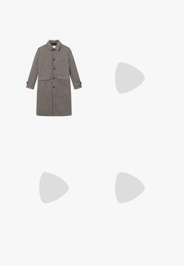 Les Deux MAXIMILIAN - Klasický kabát - light desert sand/black; Námornícky modré bavlnené tričko s krátkymi rukávmi, okrúhlym výstrihom a bielym vyšitou značkou "Polo Ralph Lauren" na hrudi. Malé logo na leme.; Tmavé denimové nohavice so širokými nohavicami a opaskom v páse, s prednými vreckami a kontrastným šitím. Hladká textúra s čistým dizajnom.; Čierne nepremokavé chelsea topánky vyrobené z gumy, s textúrovanými elastickými bočnými panelmi a úchytmi. Obsahujú robustnú podrážku s drážkami pre lepšiu trakciu.