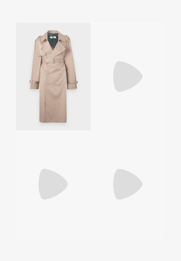 MM6 Maison Margiela Trench - sand; T-shirt en coton blanc avec des manches courtes, un col rond, une coupe décontractée et un ourlet cousu. Étiquette visible à l'intérieur du col.; Pantalons blancs à jambes larges en coton avec une texture douce. Comprend un bouton à l'avant, une fermeture éclair et un design à quatre poches.; Bottine en cuir blanc avec bout rond et talon cylindrique épais. Texture lisse, design minimal, sans matériel ni motifs visibles.