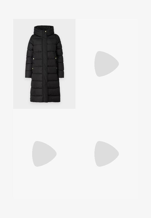 Barbour International LONGLINE BARRON PUFFER - Zimní kabát - black; Černé bavlněné tričko s kulatým výstřihem, krátkými rukávy a vyšitým logem na hrudi. Jednoduchý, volný střih bez vzorů.; Černé kalhoty s širokými nohavicemi a vysokým pasem, se zdobením páskem. Mají hladkou texturu a čisté linie, navrženy pro pohodlný střih.; Černá kožená sandál s podpatkem, nastavitelným páskem kolem kotníku, otevřenou špičkou a čtveratým blokovým podpatkem. Hladká textura, minimalistický styl.
