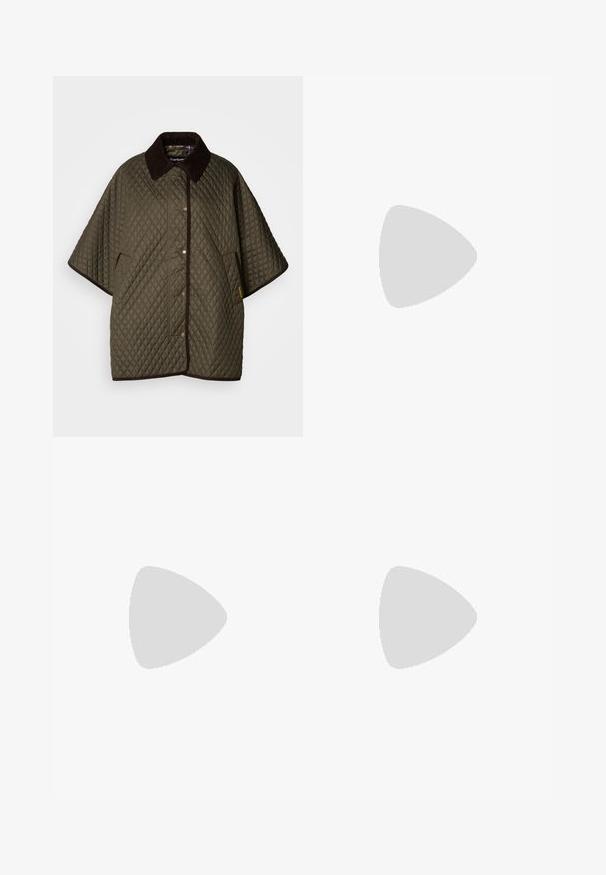 Casaco acolchoado verde-oliva com colarinho de corduroy castanho, botões de pressão e bolsos laterais. Apresenta um padrão em diamante texturizado.; T-shirt de algodão preto com decote redondo, mangas curtas e um logótipo bordado no peito. Corte simples e descontraído, sem padrões.; Calças pretas de corte ajustado com um design de perna reta, apresentando uma textura lisa e pregas bem definidas na frente. Sem hardware visível.; Saltos slingback em couro preto com bico fino, apresentando um salto esguio e um detalhe em tom dourado na alça ajustável. Textura suave.