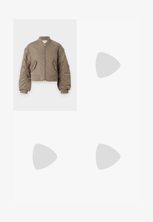 Giacca bomber trapuntata in marrone chiaro con chiusura a zip, polsini e orlo a coste, due tasche frontali e una tasca con zip sulla manica.; Top nero a maniche corte realizzato in tessuto elastico, con un design aderente e dettagli arricciati sui lati. Texture liscia, forma classica.; Pantaloni neri a gamba dritta, con tasche frontali e spacchi laterali all'orlo. Realizzati in tessuto morbido e liscio. Adatti a diverse occasioni.; Bershka Sandali con tacco - black