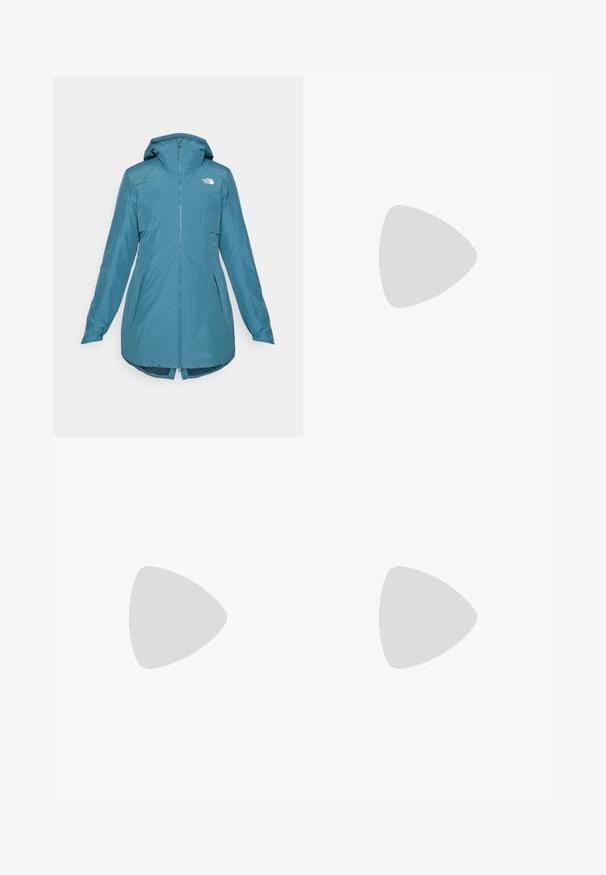 Teal vanntett jakke med hette, glidelås foran og to sidelommer. Den har elastiske ermer og en lengre bakdel. Logo på øvre venstre side.; Svart bomull t-skjorte med rund hals og korte ermer. Fremtredende hvit logo øverst til venstre. Glatt tekstur, avslappet passform.; Svarte nylon cargo-bukser med glidelås og justerbare mansjetter, flere lommer og en logo på høyre bein. Glatt, lett tekstur.; Beige og krem joggesko med teksturert mesh-overdel, støttende overlegg og gummisåle med et mønster for godt grep.