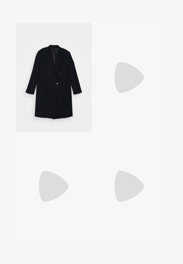 Palton negru cu două rânduri de nasturi, cu rever clasic, două buzunare frontale și un model subtil în interior. Are un nasture accent roșu pe partea dreaptă.; Tricou oversized cu mânecă scurtă, de culoare neagră, cu decolteu rotund și etichetă Filippa K vizibilă în interiorul gulerului.; Pantaloni negri croiți, cu un design drept, realizați dintr-un material neted, având închidere cu nasture în față și două buzunare laterale.; Pantofii negri din piele pentru bărbați, cu o curea decorativă și toc mic, având un mic emblema metalică pe lateral.