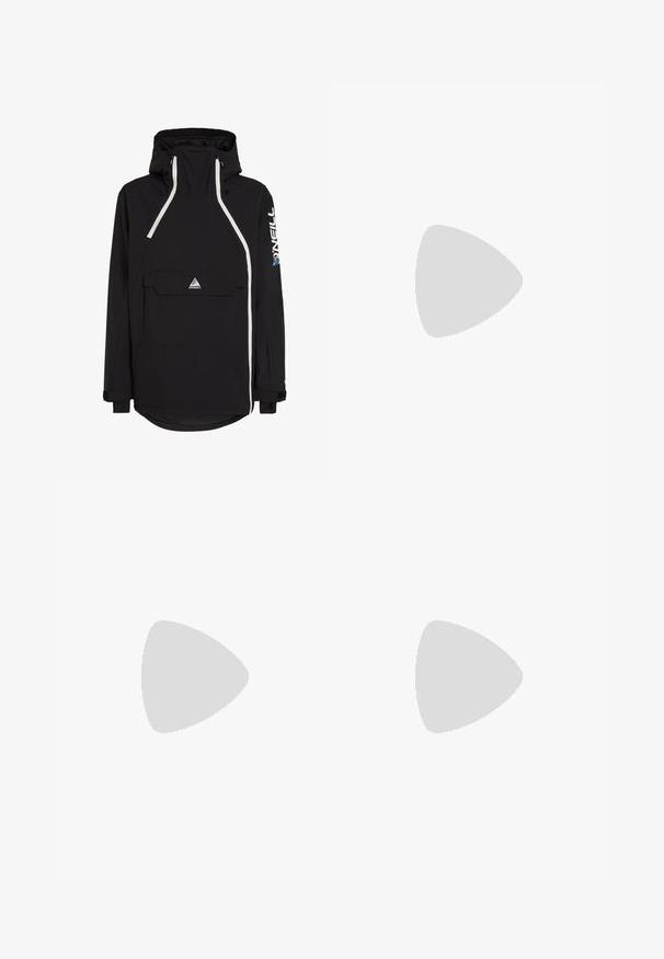 Svart anorakjacka med hög krage, vita detaljer, framficka och justerbar huva. Tillverkad av ett väderbeständigt material.; Vit bomull t-shirt med korta ärmar, med en marinblå broderad logotyp på vänster bröst och en livfull färgaccent ovanför logotypen.; Svarta sweatpants i mjukt tyg har en tapered leg-design, resårmidja, sidofickor med dragkedjor och en liten logotypdetalj.; Svart och grön sneaker med ett mönstrat mesh-övre, vit swoosh-logotyp, vadderad krage och en synlig luftkudde i sulan.