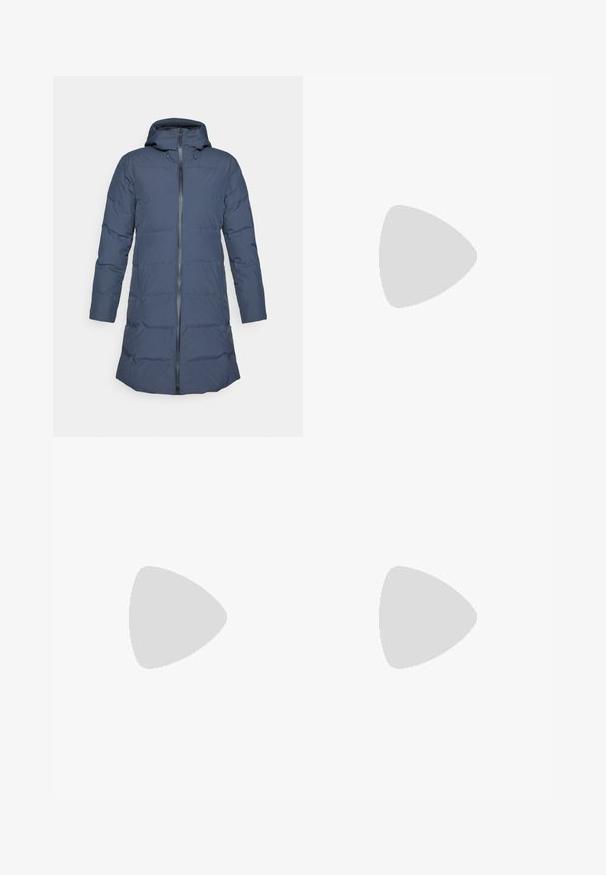 Marineblauwe gewatteerde lange winterjas met capuchon en ritssluiting aan de voorkant, ontworpen voor warmte en buitengebruik.; Zwart langsluiting T-shirt van katoen met een ronde hals. Heeft een klein wit logo op de linkerkant van de borst. Eenvoudig ontwerp en pasvorm.; Zwarte nylon cargo broek met afneembare pijpen, verstelbare manchetten, meerdere zakken en een logo op het rechterbeen. Gladde, lichte textuur.; Beige en crème sportschoen met een textuur-mesh bovenwerk, ondersteunende overlays en een rubberen zool met een profielpatroon voor grip.
