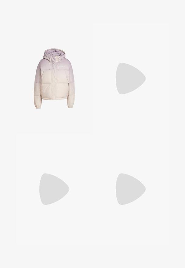 adidas Terrex XPLORIC WOMEN WIND.RDY GRADIENT GOOSE DOWN JK - Dunjakker - preloved fig; Sort kortærmet T-shirt med rund halsudskæring, der har en subtil meleret tekstur og hvid "TERREX"-logo på den øverste venstre side.; Sorte letvægtsbukser med elastisk talje. Har et diskret "TERREX" logo i hvid. Glat stof og lige ben-design.; Sort og grå vandrestøvle med en tekstureret overflade, gummisål og tre markante grå striber på siden; har et quick-lace system.