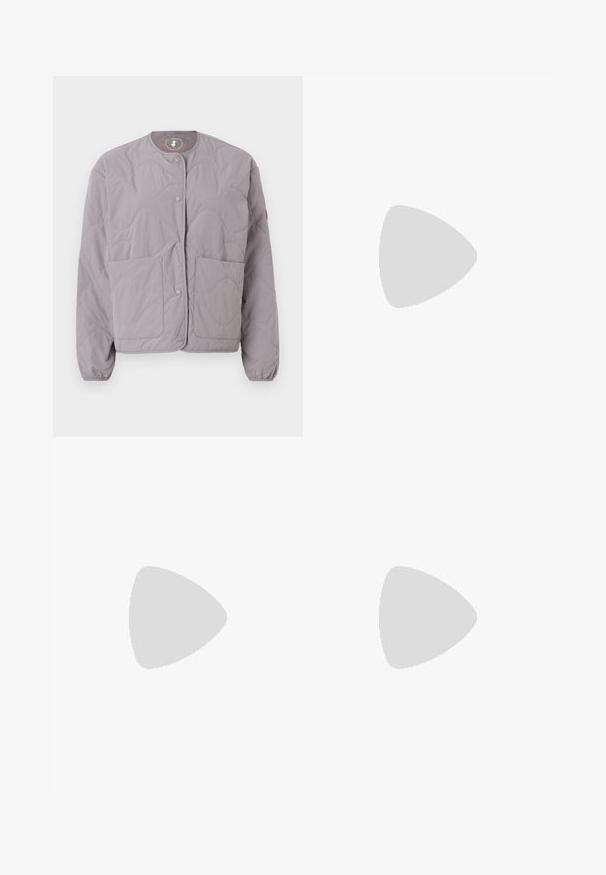 Save the duck LOOP - Bomber tipa jaka - iron grey; Baltas kokvilnas T-krekls ar īsām piedurknēm, apaļu kakla izgriezumu un brīvu piegriezumu. Gluda tekstūra, bez rakstiem vai akcentiem, minimālistisks dizains.; Melni platmalu džinsi, kas izgatavoti no denima, ar augstu vidukli, piecu kabatu dizainu un metāla pogas aizdari ar kontrastējošu šuvumu.; Melnas ādas mokasīni ar noapaļotu purngalu, biezs teksturēts zoles un minimālas dūriena detaļas. Gluds dizains bez redzamām auklām vai metāla elementiem.