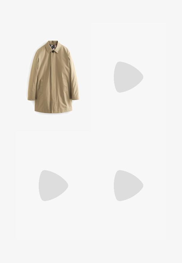 Beige yderfrakke lavet af glat stof, der har en Mandarin-krave, enkel sort knaplukning og to sidelommer.; Hvid kortærmet t-shirt lavet af bomuld, med rund halsudskæring og en afslappet pasform med lige kant.; Lys blå denim jeans med en afslappet pasform, lige ben design, fem-lomme stil og subtil falmning på stoffet.; Sorte syntetiske sko med en tekstureret overdel, glatte accenter, brun hæl og en kontrasterende sål. Har minimale snørebånd og syningsdetaljer.