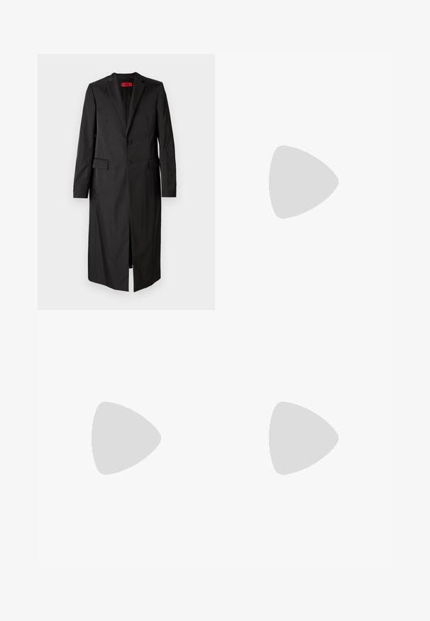 Palton lung black dintr-un material ușor, având un design cu un singur rând de nasturi, două nasturi și buzunare laterale. Stil minimalist cu o siluetă eleganta.; Pulover negru cu guler înalt, realizat dintr-un material moale, cu mâneci lungi și o croială ajustată. Tiv și mansete cu margine ondulată. Design simplu.; Pantaloni gri croiți, cu un design cu picior drept, care prezintă plisuri frontale, bucle pentru curea și o textură netedă.; Mocasini din piele neagră cu o textură netedă, vârf rotund și o curea decorativă peste partea superioară. Toc mic, design minimalist.; Ochelari de soare negri, rectangul care au lentile întunecate, ramă din plastic gros, accente aurii pe brațe și logo-ul brandului gravat pe mâner.; Vivienne Westwood CITY BUMBAG UNISEX - Borsetă - black