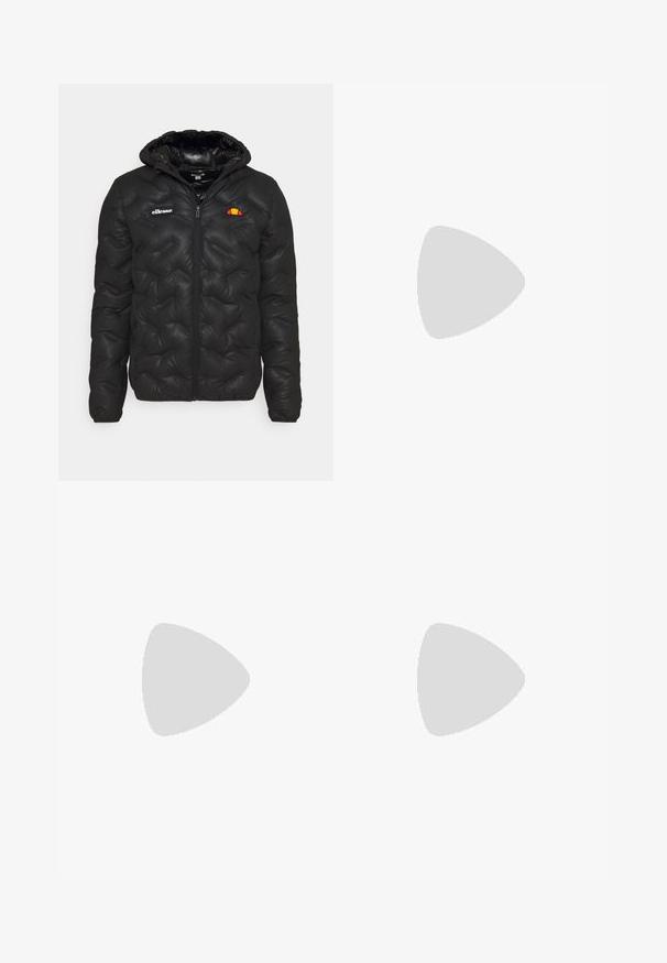 Schwarze Pufferjacke mit Kapuze, mit einem gesteppten Design, Reißverschluss vorne und einem Logo auf der linken Brust. Elastische Bündchen.; Weißes Baumwoll-T-Shirt mit kurzen Ärmeln, das ein marineblaues gesticktes Logo auf der linken Brust und einen lebhaften Farbakzent über dem Logo präsentiert.; Schwarze Sweatpants aus weichem Material verfügen über einen taillierten Beinschnitt, einen elastischen Bund, seitliche Taschen mit Reißverschlüssen und eine kleine Logo-Akzentuierung.; Schwarze und grüne Sneakers mit einem gemusterten Mesh-Obermaterial, weißem Swoosh-Logo, gepolstertem Kragen und einer sichtbaren Luftpolsterung in der Sohle.