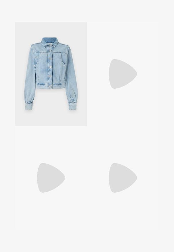 Veste en denim bleu clair courte avec un devant à boutons, un col, deux poches poitrine et des manches froncées. Texture douce et design classique.; T-shirt en coton noir à manches courtes, avec un petit graphique de papillon rose sur la poitrine gauche. Modèle à col rond avec une coupe décontractée.; Pantalons larges noirs à taille volante, dotés de deux poches latérales et d'un tissu lisse et léger. Pas de motifs ni de matériel visible.; Sandales à plateforme noires avec semelles épaisses et crantées, dotées de plusieurs sangles, présentant des boucles en métal et une texture lisse semblable au cuir.