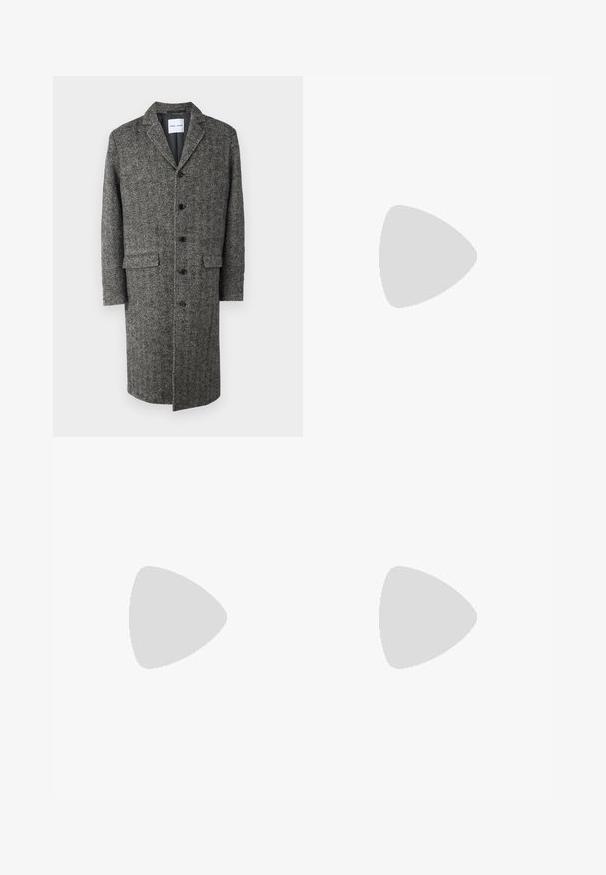 Siv plašč iz volne v herringbone vzorcu s spodnjim ovratnikom, šestimi gumbi, žeparenimi žepi in dolžino do kolen. Gladka tekstura in prilagojen kroj.; Bela bombažna majica brez rokavov z okroglo izrezom, širokimi naramnicami in ravnim robom, ki se ponaša z gladko teksturo in brez vidnih vzorcev.; Modri denim kavbojke s ravnim krojem, ki imajo pet žepov, kovinsko zapiranje na gumb in vidno šivanje na šivih.; Črne usnjene gležnjarje z gladko teksturo, elastičnimi stranskimi paneli in zanko za obuvanje. Okrogel prst in raven gumijast podplat z minimalnim profilom.