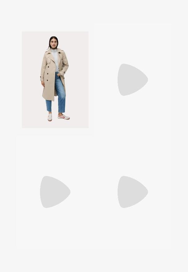 Beige Trenchcoat mit doppelter Knopfleiste und dunklen Knöpfen, kombiniert mit einem hellgrauen Sweatshirt und blauen Jeans, accessoriert mit Sneakers.; Marineblaue ärmellose Kleid mit angepasstem Oberteil, drapierten Seitendetails und einem Seitenschlitz. Glattes Material und Reißverschluss hinten.; Next FOREVER COMFORTREGULAR FIT - Riemensandalette - blue; Beige geflochtene Strohtasche mit geschwungener Form, einem kurzen Griff und einem seitlichen Reißverschluss. Verfügt über eine strukturierte Oberfläche und ein minimalistisches Design.