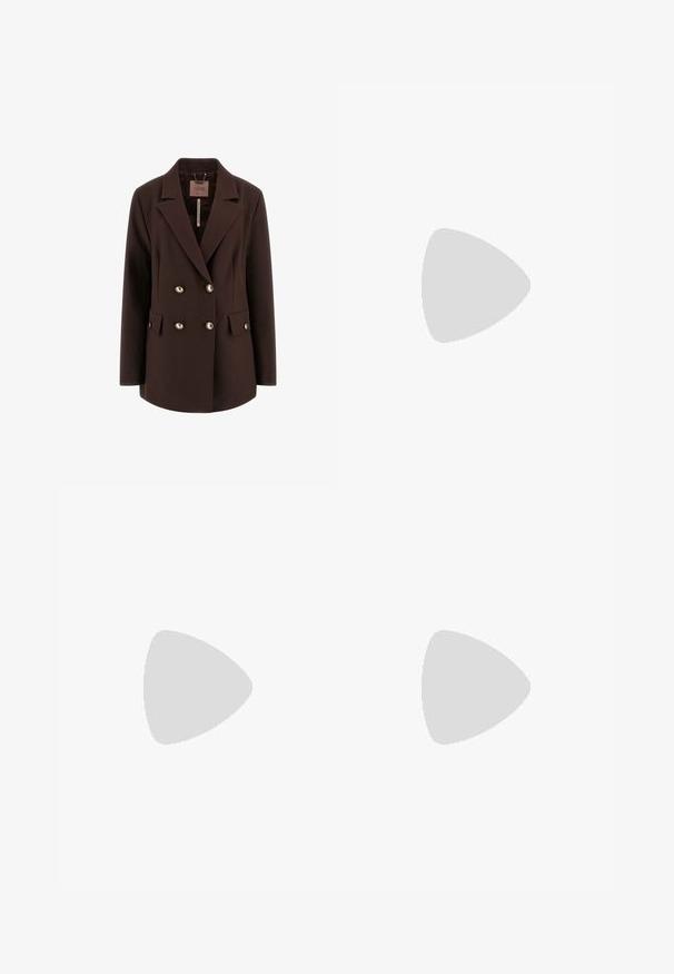 Guess TAILLIERTER ZWEIREIHIGER  - Cappotto corto - dunkelbraun; T-shirt marrone a maniche corte realizzato in tessuto morbido, con scollo rotondo e vestibilità comoda. Texture liscia senza motivi o dettagli.; Pantaloni ampi marroni con una texture liscia, caratterizzati da una vita alta e pieghe frontali. Il tessuto è leggero e scorre liberamente.; Sandali con tacco alto in suede beige, con una larga fascetta anteriore e una fascetta alla caviglia, dotati di un tacco blocco in legno spesso con una finitura testurizzata.; Borsa in pelle marrone con parte superiore arricciata e tracolla a catena. Texture liscia con finitura lucida e dettagli di cucitura sottili sui lati.