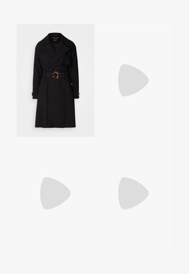 Melnā trenča mētis ar divu rindu pogām, platām atlokām, jostu vidusdaļā ar zelta detaļām un apkakles siksnām. Gluda tekstūra.; Balts īsais T-krekls, izgatavots no gludas kokvilnas, ar augstu kakla izgriezumu un īsām piedurknēm. Neliels izšūts logo apakšējā stūrī.; Baltas platas bikses ar gludu tekstūru, ar divām priekšējām kabatām un pogu aizdari, paredzētas brīvai piegulšanai.; Baltas augstpapēžu sandales ar strukturētu siksniņu, kas rotāta ar rhinestones, atvērta purngala dizains un potītes siksniņa ar regulējamu sprādzi.