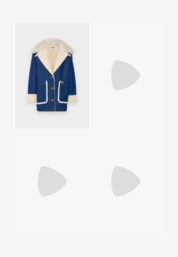 Abrigo de denim con forro y cuello de piel sintética de color crema. Cuenta con cuatro botones, dos bolsillos frontales y una etiqueta en el lateral.; Camiseta de algodón negra de manga corta, con un pequeño gráfico de mariposa rosa en el lado izquierdo del pecho. Diseño de cuello redondo con un corte relajado.; Jeans acampanados de color azul claro hechos de denim, con una cintura alta, cinco bolsillos y un cierre de botón. Textura suave con acabado desgastado.; Zapatos de tacón slingback de charol negro con punta afilada y tacón geométrico en bloque. Presentan un diseño elegante y minimalista, así como una textura suave.