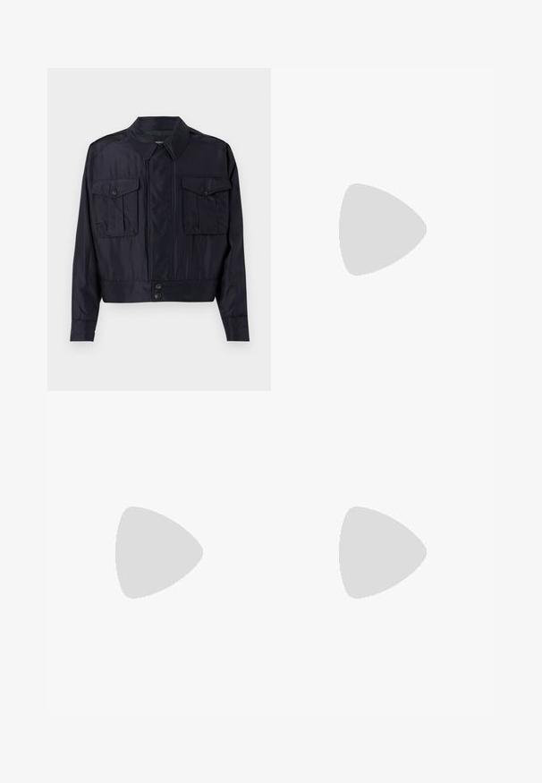 Sötét tengerészkék bomber dzseki sima anyagból. Két mellzsebe, hegyes gallérja és gombos záródása van a deréknál.; Fekete pamut T-shirt kerek nyakkivágással, rövid ujjakkal, és fehér logónyomattal a bal mellrészen. Egyszerű, egyszínű dizájn.; Fekete nadrág sima anyagból, elöl hajtással, gombos záródással és felgöngyölt szárakkal a bokánál.; Fekete bőr loaferek sima textúrával, kerek orral és dekoratív pánttal a vampnál. Alacsony, rétegelt sarkú, minimalista dizájn.