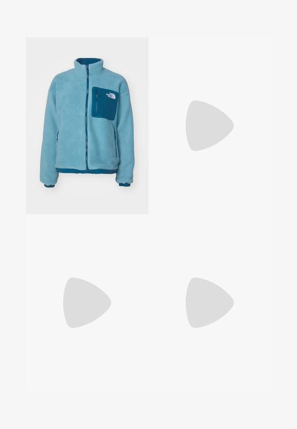 The North Face YUMIORI REVERSIBLE JACKET - Fleecejas - midnight petrol/algae blue; Zwart langsluiting T-shirt van katoen met een ronde hals. Heeft een klein wit logo op de linkerkant van de borst. Eenvoudig ontwerp en pasvorm.; Zwarte nylon cargo broek met afneembare pijpen, verstelbare manchetten, meerdere zakken en een logo op het rechterbeen. Gladde, lichte textuur.; Beige en crème sportschoen met een textuur-mesh bovenwerk, ondersteunende overlays en een rubberen zool met een profielpatroon voor grip.