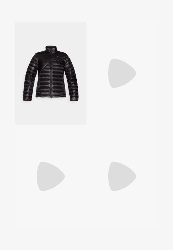Sort polstret jakke med høj krave og en glat panel over brystet. Tekstureret stof med et diagonalt design og blåt accentlogo.; Kortærmet grå t-shirt lavet af glat stof. Har en rund halsudskæring og et lille logo trykt på brystet.; Mørkeblå bukser lavet af glat stof, med en frontknaplukning, tætsiddende design og pressefolder ved knæene.; Sort vandrestøvle med en mellem-højde design, der har en tekstureret overdel, grå detaljer og en holdbar gummisål med skridsikre klodser.