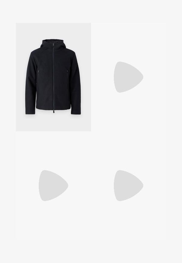 Tmavomodrá mikina na zips s vysokým golierom a dvoma prednými vreckami na zips. Vyrobená z mäkkej, textúrovanej tkaniny pre teplo a pohodlie.; Sivá krátke rukávové tričko vyrobené z mäkkej, textúrnej látky. Má klasický okrúhly výstrih a rovný lem, ideálne na neformálne nosenie.; Béžové cargo nohavice s elastickým pásom, obsahujúce dve bočné vrecká a mäkký, ľahký materiál. Zvrásnená textúra.; Biele a čierne tenisky s hladkým koženým zvrškom, štruktúrovanými akcentmi a masívnou bielou podrážkou. Obsahujú klasický dizajn so šnurovaním.