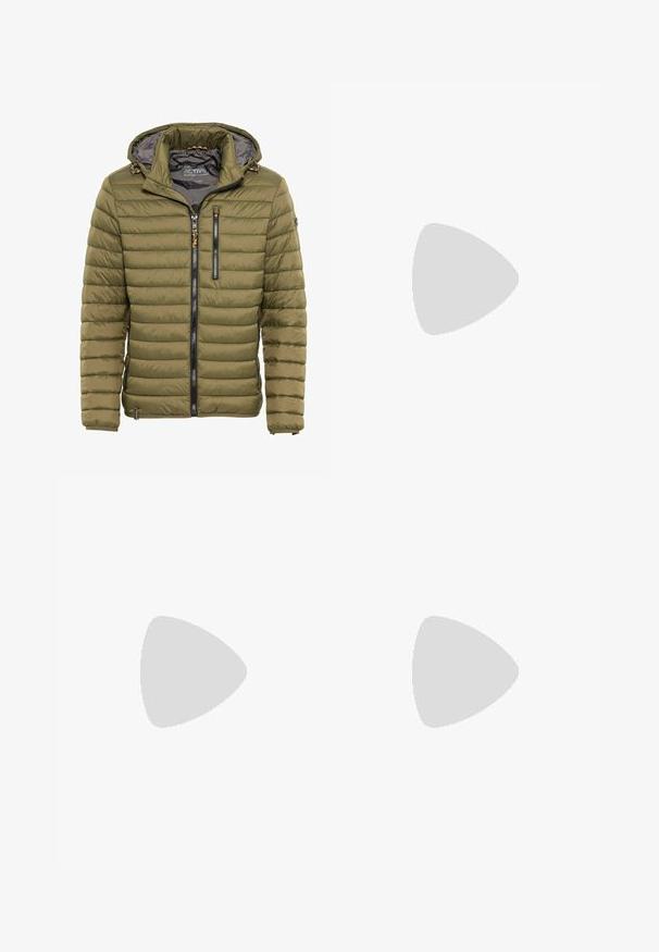 Oliwkowa pikowana kurtka z kapturem, z zapięciem na suwak z przodu, dwiema zasuwanymi kieszeniami i ściągaczami na rękawach; gładka faktura, materiał syntetyczny.; Biała bawełniana koszulka z krótkim rękawem, okrągłym dekoltem i luźnym krojem. Gładka faktura, bez wzorów ani grafik, minimalne oznakowanie na metce.; Brązowe spodnie cargo o prostym kroju, z podwójnymi kieszeniami bocznymi oraz dwiema tylnymi kieszeniami z detalami w postaci przeszyć.; Brązowe sneakersy z połączenia zamszu i materiału canvas, z białym logo Nike w kształcie swoosh oraz teksturowaną gumową podeszwą.