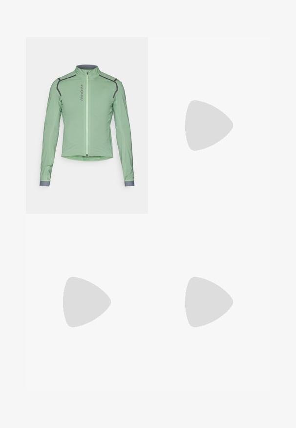 Giacca da ciclismo verde chiaro con maniche lunghe, collo alto, chiusura con zip e accenti grigi a contrasto lungo le cuciture. Tessuto liscio e leggero.; Maglia da ciclismo nera con maniche corte a fantasia. Presenta una zip frontale, tessuto in rete traspirante e un retro leggermente allungato per una maggiore copertura.; Shorts da ciclismo neri con bretelle in rete bianche, area del sedile imbottita e dettaglio del logo sulla gamba. Materiale liscio con design aderente.; Scarpe da ciclismo bianche e argentate con tomaia in mesh, dettagli testurizzati, cinturini regolabili e suola in gomma per una buona aderenza e stabilità.