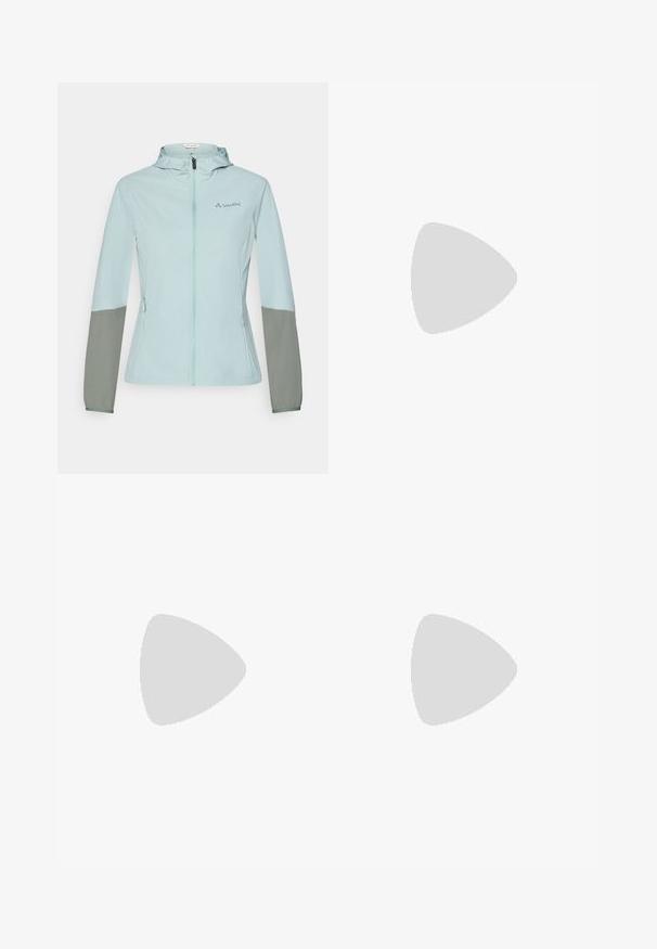 Veste légère bleu clair avec des manches grises, fermeture éclair intégrale, capuche ajustable et logo Vaude sur la poitrine. Texture lisse et coupe athlétique.; T-shirt en coton blanc à manches courtes et encolure ronde. Présente une étiquette rose sur le col intérieur. Texture lisse.; Pantalons larges noirs en tissu léger. Dotés d'une taille élastique avec cordon de serrage et de rayures blanches sur les côtés. Logo de la marque sur la hanche.; Des tongs jaunes avec des sangles vertes et des semelles texturées sont tenues par une main, vues à travers un cadre circulaire sur fond de plage.