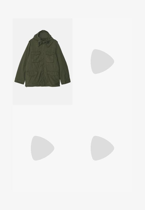 ASPESI NEW CAMP - Parka - green; Črna bombažna majica s kratkimi rokavi in okroglim ovratnikom, z belim logotipom natisnjenim na levi prsni strani. Preprost, enobarven dizajn.; Filippa K TERRY CROPPED TROUSERS - Hlače - sage melange; Črne usnjene loafer čevlje z gladko teksturo, zaobljenim nosom in dekorativnim trakom čez zgornji del. Nizka zložena peta, minimalističen dizajn.