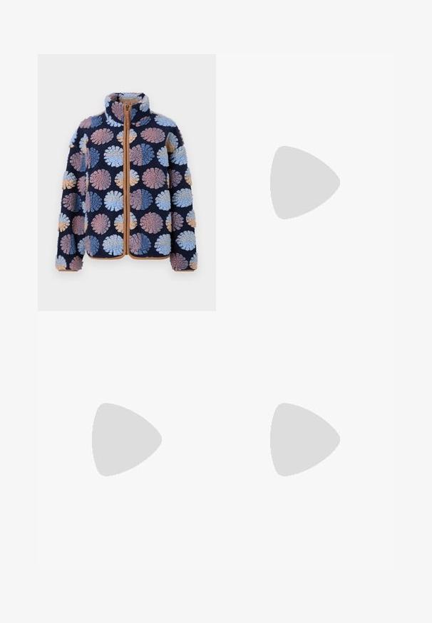 Fleece bunda so námorníckym základom a veľkými textúrovanými bodkami v svetlomodrej, fialovej a béžovej farbe, s predným zipsom a vysokým golierom.; Dve bezrukávové topy v čiernej a bielej farbe, vyrobené z rebrovanej bavlny, s okrúhlym výstrihom a priliehavým strihom. Viditeľné štítky na oboch.; Ružové elastické nohavice s uvoľneným strihom. Obsahujú červené logo na ľavej strane a majú hladkú, ľahkú textúru.; Čierna kožená šnurovacia boot s hrubou podrážkou a žltým prešívaním, zavesená na žltom kruhovom pozadí.