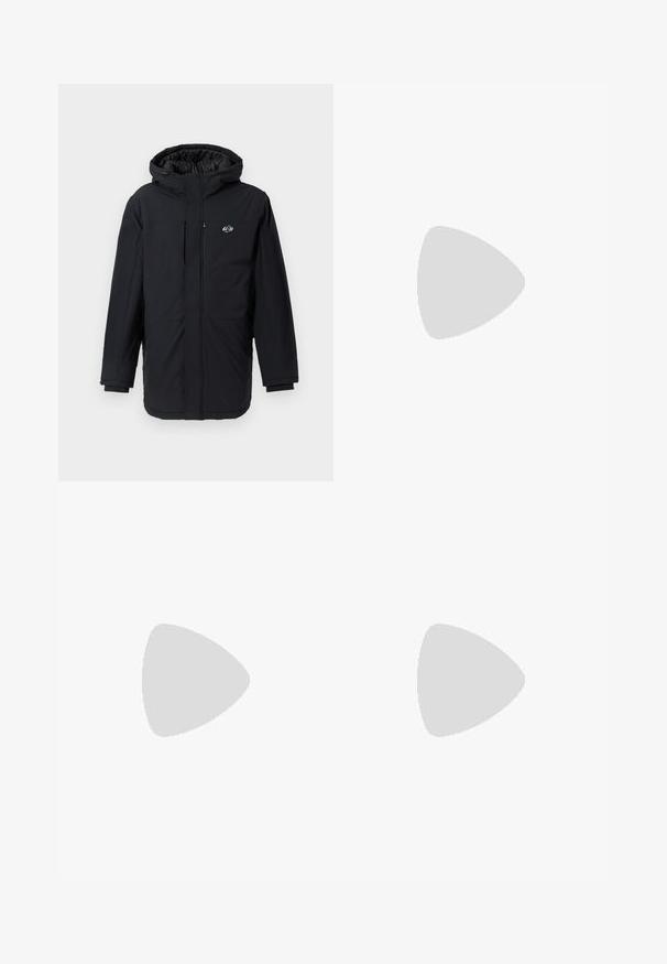 Chaqueta negra aislante con capucha, con cremallera frontal y bolsillos laterales, hecha de un tejido suave y ligero. Logo en el lado izquierdo del pecho.; Camiseta negra de manga corta hecha de algodón, con un logo verde en el lado izquierdo del pecho. Cuello redondo, corte relajado y textura suave.; Pantalones cargo negros con un diseño de pierna recta. Fabricados con un tejido duradero, cuentan con dos bolsillos laterales con cierres de solapa y una cremallera de botón.; Zapatillas deportivas negras con parte superior de tela texturizada, mediopie blanca, cordones negros y suela de goma, combinadas con jeans de pierna ancha grises.